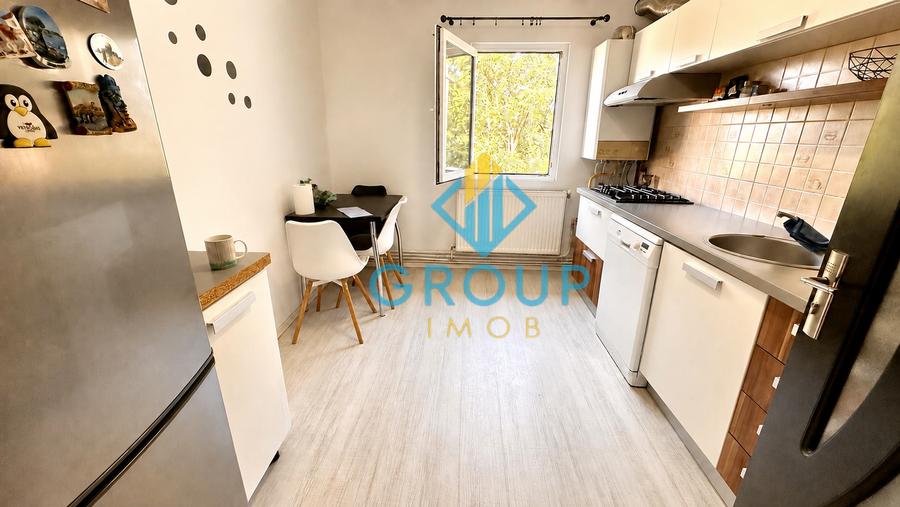 Apartament cu 3 camere decomandat în Cornișa