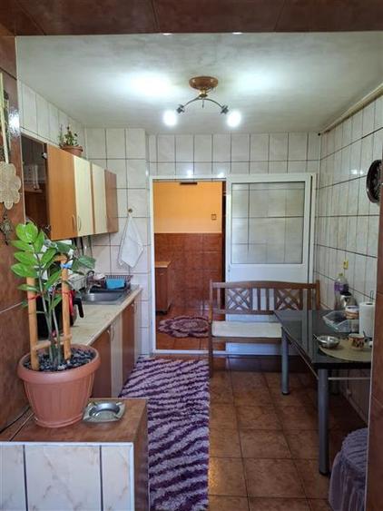 Apartament cu 3 camere semidecomandat în Fizicienilor