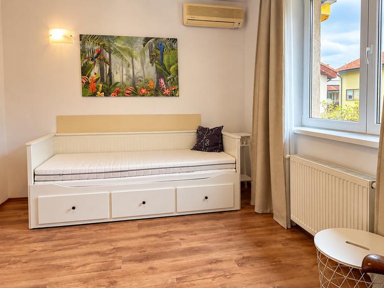 Duplex cu 5 camere cu Canalizare în Central