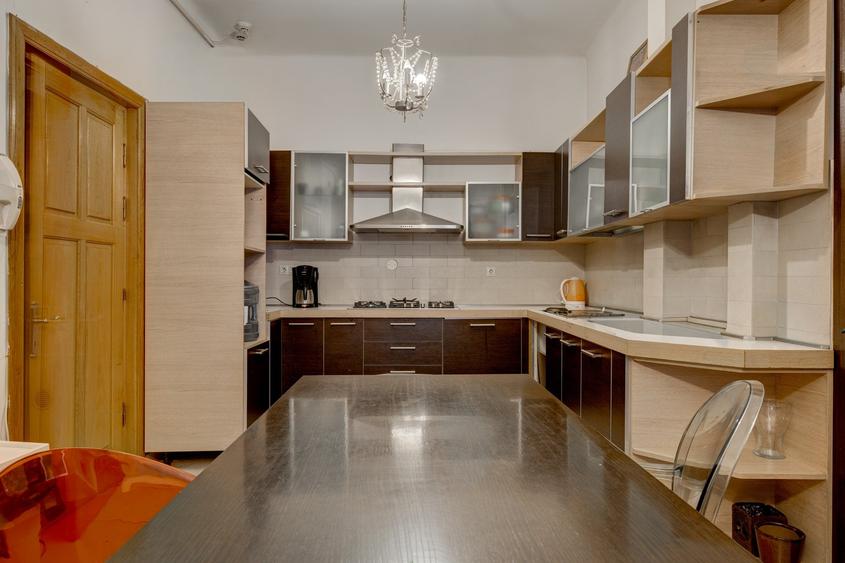 Apartament cu 5 camere decomandat în Cișmigiu