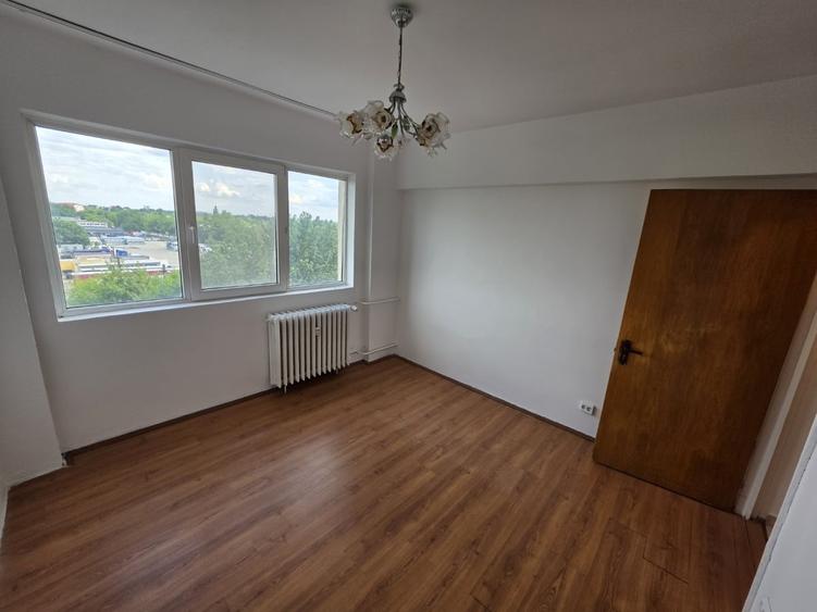 Apartament cu 3 camere decomandat în Zețarilor