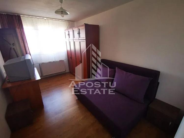 Apartament cu 3 camere semidecomandat, mobilat în Aurel Vlaicu