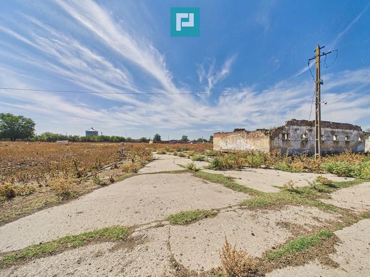 Teren de 146866 mp, în Periferie