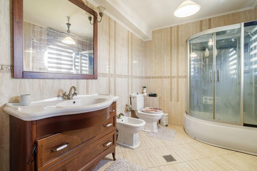 Casă individuală cu 7 camere cu Canalizare în Colentina