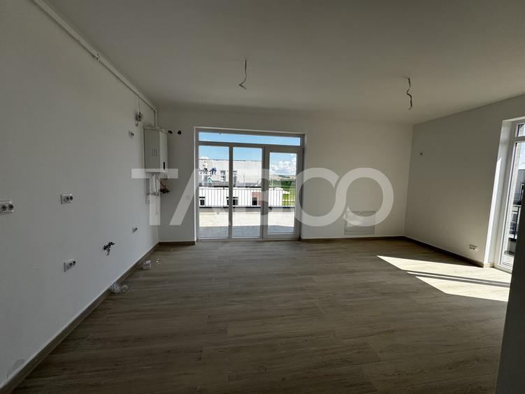 Penthouse cu 3 camere decomandat în Periferie