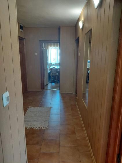 Apartament cu 3 camere semidecomandat în Valu lui Traian