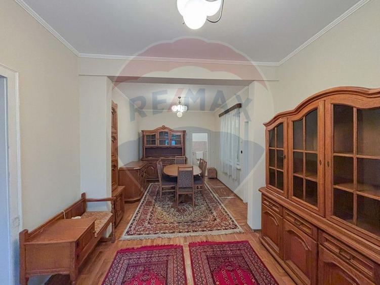 Casă individuală cu 5 camere cu Teren 446 Mp în Ultracentral