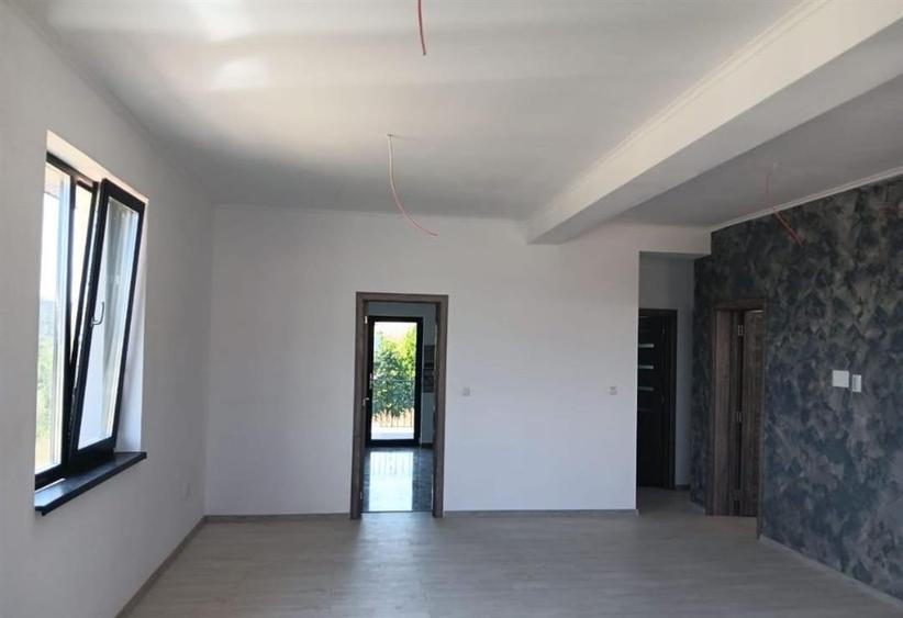 Casă individuală cu 4 camere cu Teren 440 Mp în Valea Adâncă