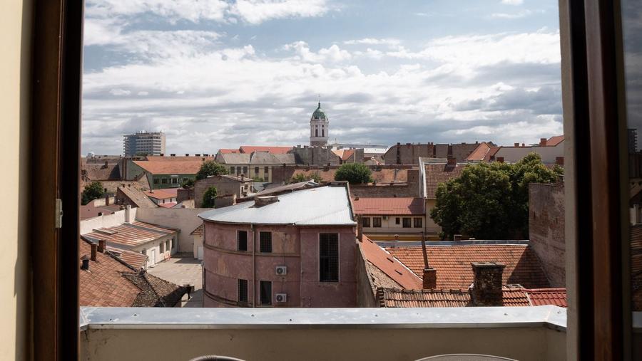 Apartament cu 2 camere semidecomandat, mobilat în Central