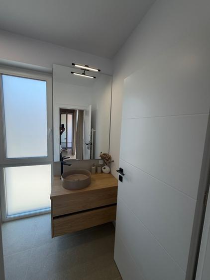 Apartament cu 3 camere semidecomandat, mobilat în Florești