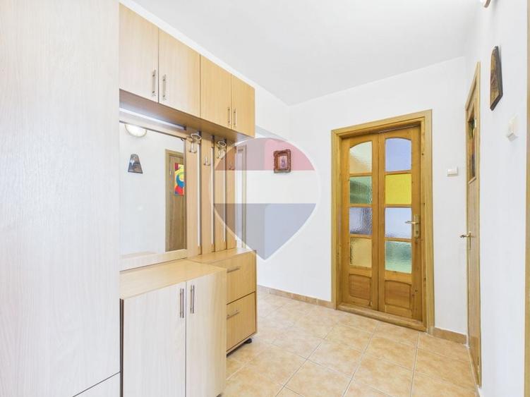 Apartament cu 3 camere decomandat, mobilat în Titan