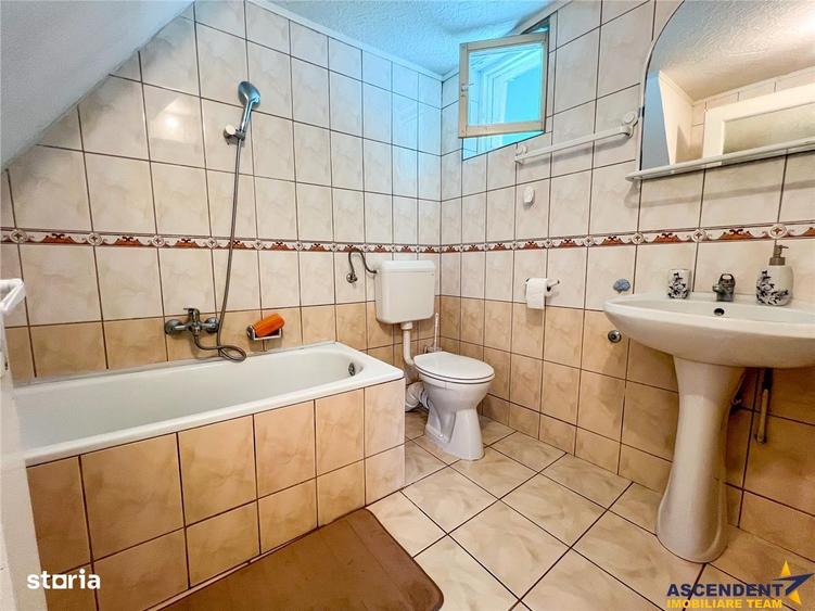 Casă cu 5 camere decomandat cu Garaj în Ilieni