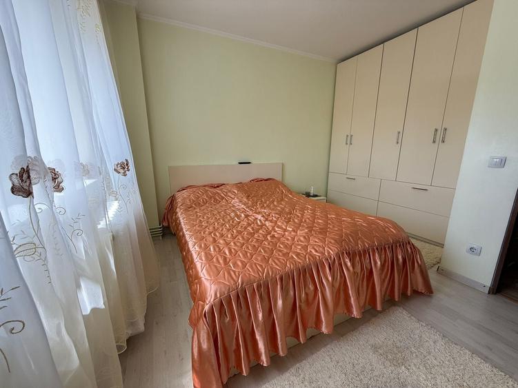 Apartament cu 3 camere semidecomandat în Careiului