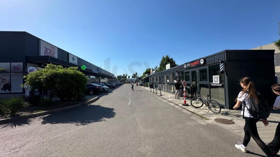 Spațiu comercial, de 4,457 mp, în Odăi