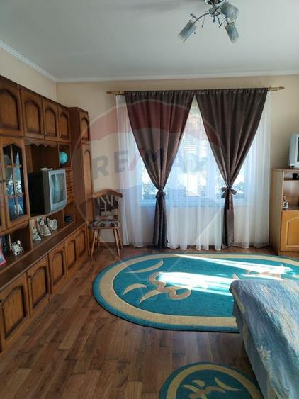 Casă individuală cu 6 camere cu Teren 3275 Mp în Periferie