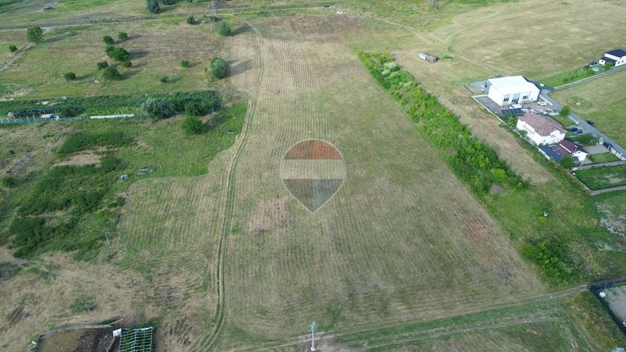 Teren agricol intravilan de 14000 mp, în Central