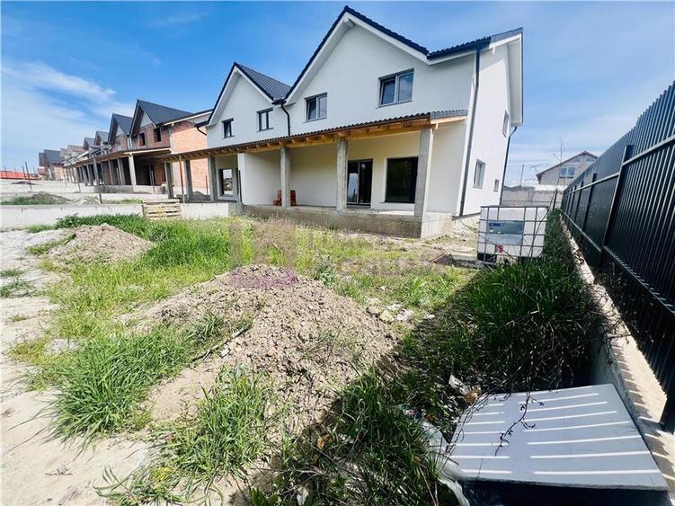Duplex cu 5 camere cu Canalizare în Șura Mare