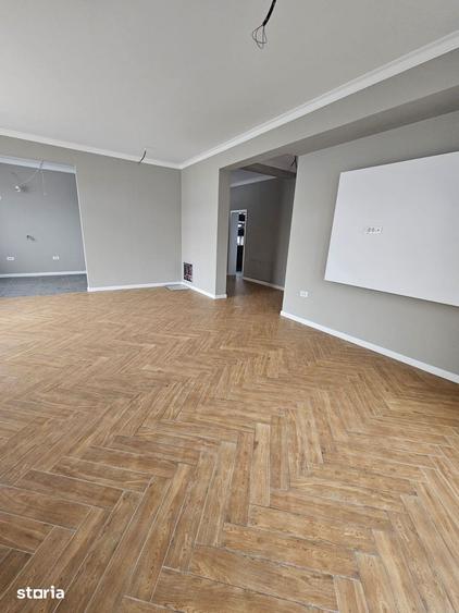 Casă cu 4 camere cu Teren 440 Mp în Central