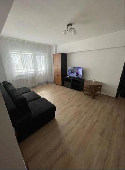 Apartament cu 3 camere semidecomandat, mobilat în Panduri