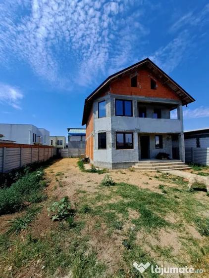 Casă cu 5 camere cu Teren 400 Mp în Malu Mare
