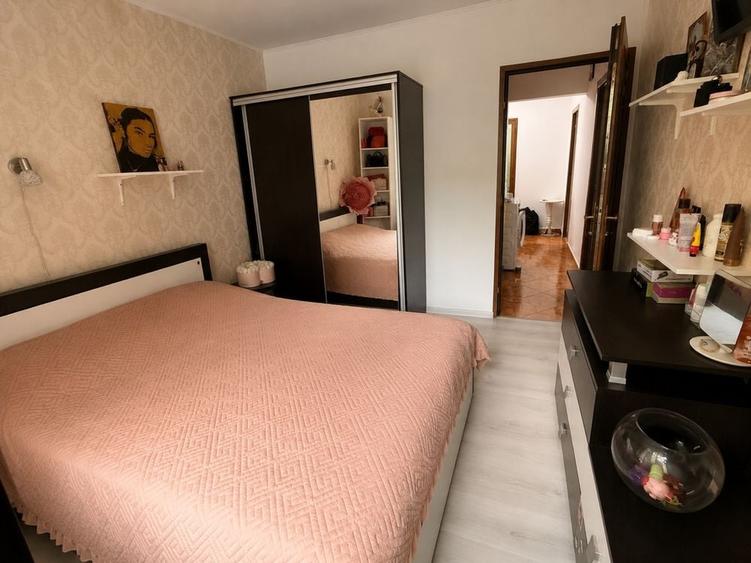 Apartament cu 3 camere decomandat în Runcu