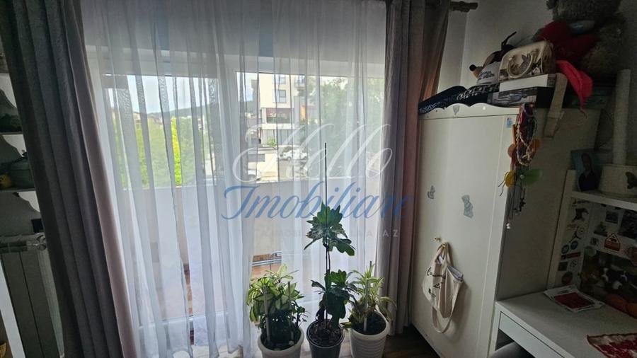 Apartament cu 3 camere semidecomandat în Florești