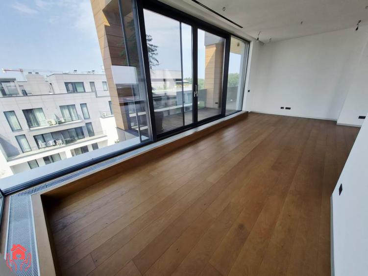 Apartament cu 5 camere semidecomandat în Băneasa