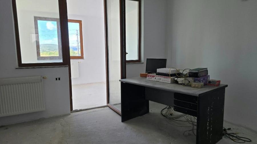 Casă cu 8 camere cu Teren 830 Mp în Brănișca