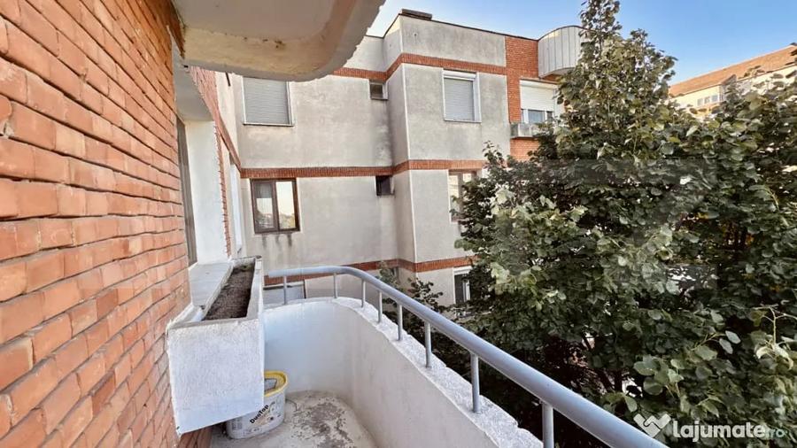 Apartament cu 3 camere decomandat în Rogerius