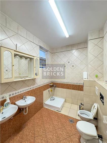 Casă individuală cu 11 camere cu Canalizare în P-ța Muncii