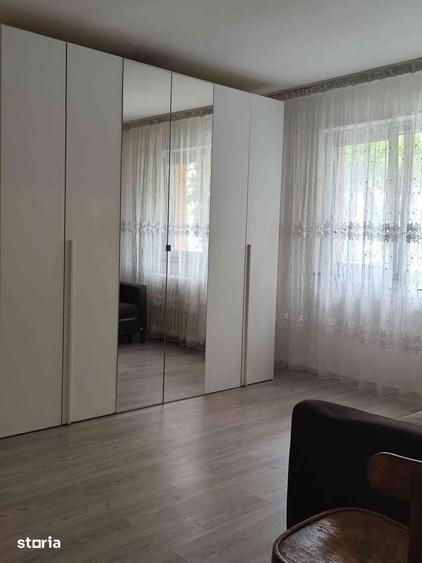 Apartament cu 2 camere semidecomandat în Craiovița Nouă