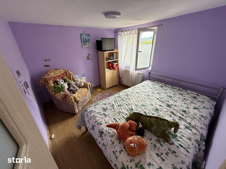 Casă cu 4 camere cu Teren 2000 Mp în Vlădești