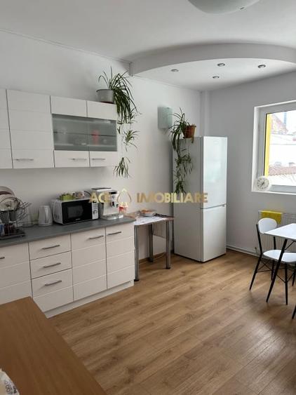 Casă individuală cu 6 camere cu Canalizare în Tineretului