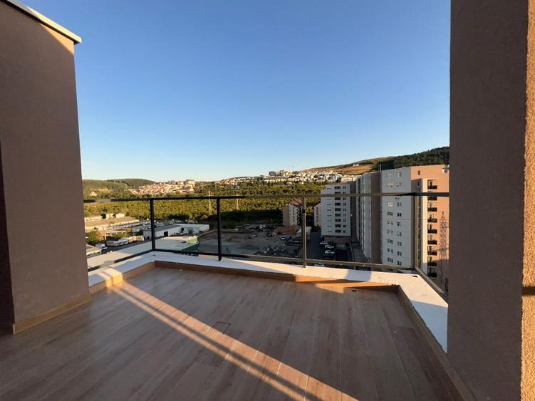 Apartament cu 3 camere semidecomandat în Florești