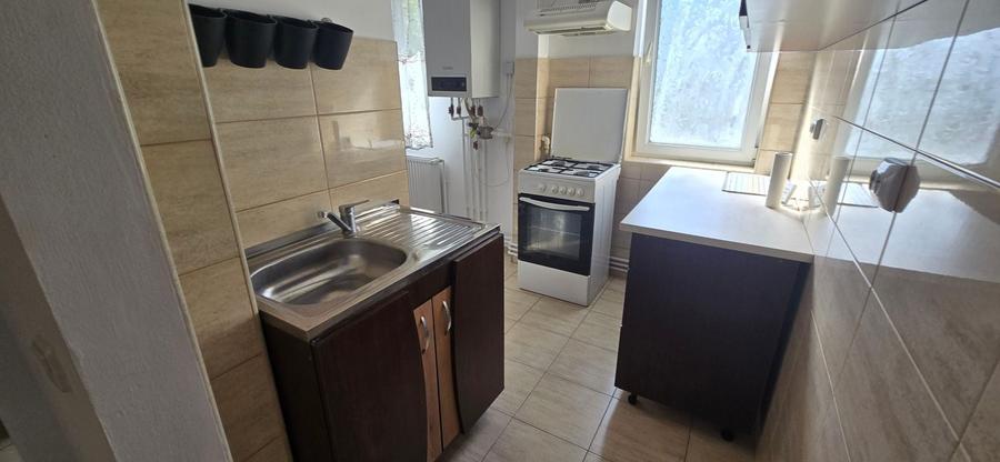 Apartament cu 3 camere nedecomandat, mobilat în Central