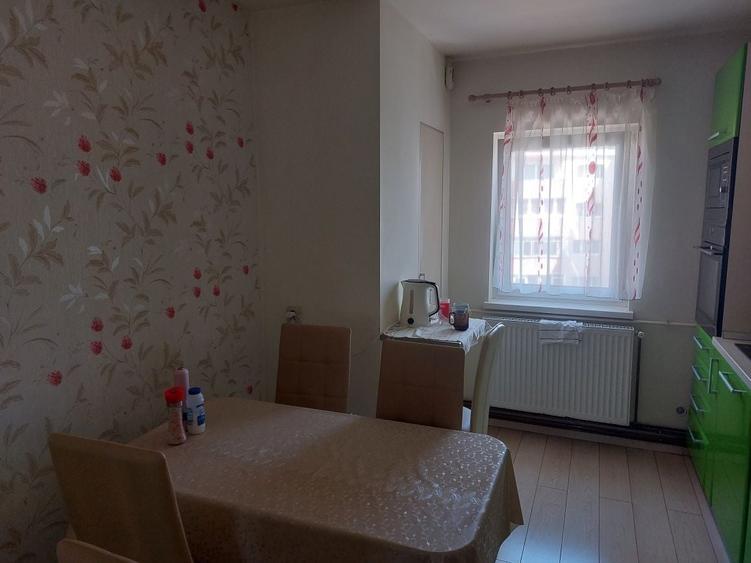 Apartament cu 4 camere decomandat, mobilat în Plopilor
