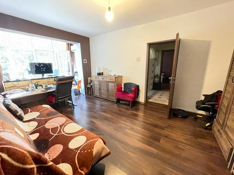 Apartament cu 3 camere semidecomandat, mobilat în Podu Roș