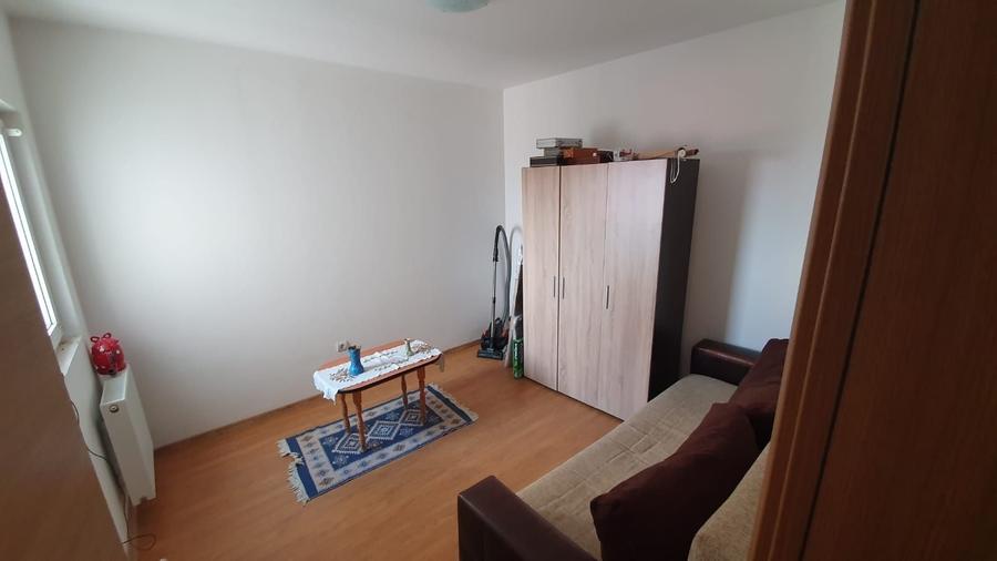 Apartament cu 3 camere decomandat în Cazasu