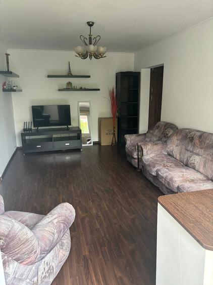 Apartament cu 4 camere semidecomandat în Tineretului