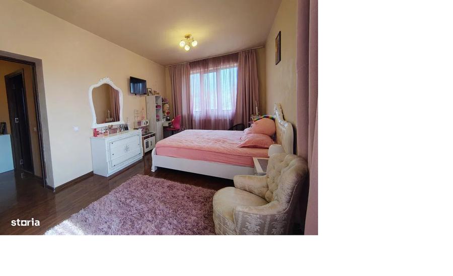 Casă individuală cu 8 camere cu Canalizare în Brădești