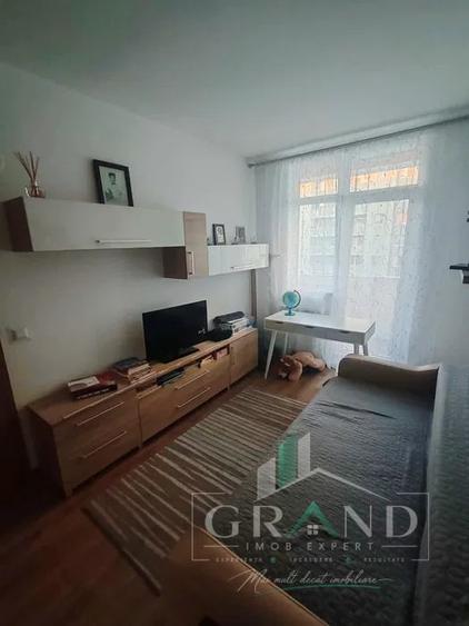Apartament cu 3 camere semidecomandat, mobilat în Iris