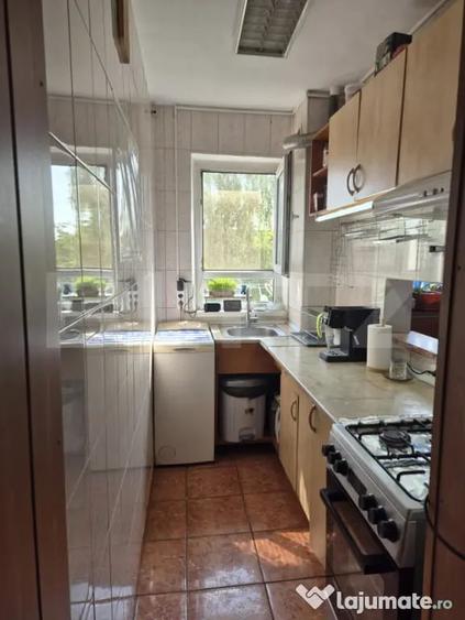 Apartament cu 3 camere semidecomandat în Florilor
