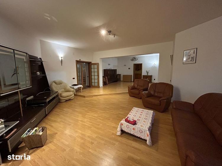 Casă cu 6 camere cu Teren 1600 Mp în Central