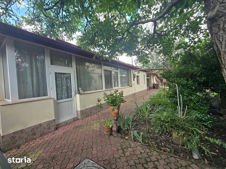 Casă cu 5 camere cu Teren 600 Mp în Andronache