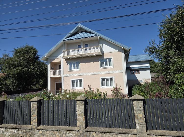 Casă cu 4 camere decomandat în Zamostea