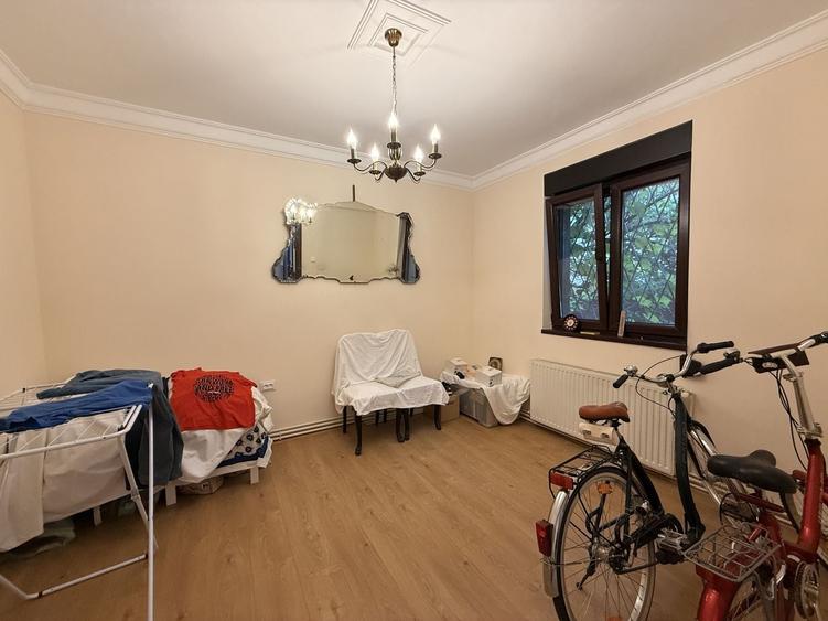 Apartament cu 4 camere semidecomandat în Primăverii