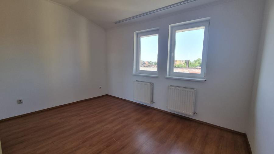 Apartament cu 2 camere semidecomandat în 14 Mai