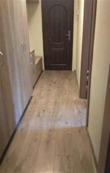 Apartament cu 3 camere semidecomandat, mobilat în Dâmbovița