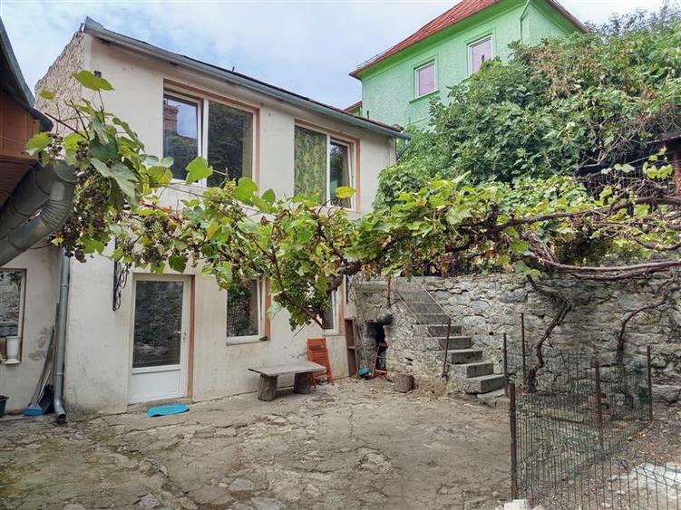 Casă individuală cu 7 camere cu Canalizare în Vest