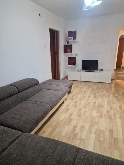 Apartament cu 4 camere semidecomandat, mobilat în Rahova